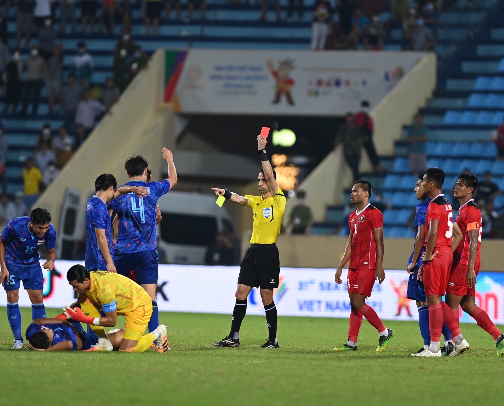 Cầu thủ U23 Thái Lan bị phạt nặng khi cố tình diễn kịch