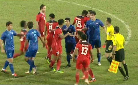 Trận đấu bóng đá giữa U23 Thái Lan và U23 Indonesia gắn liền với hai chữ "ẩu đả"