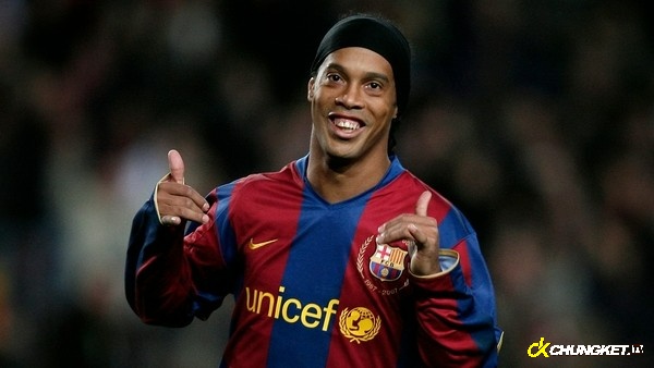 Ronaldinho liên tiếp giành được giải thưởng cầu thủ xuất sắc