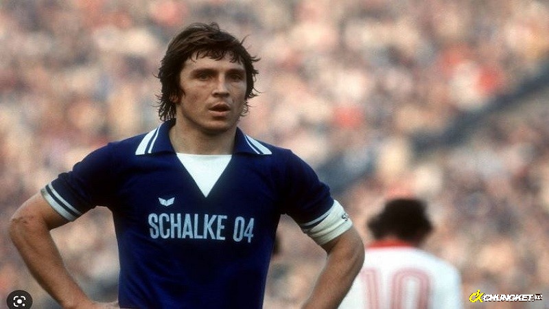 Klaus Fischer xếp thứ hai top cầu thủ ghi bàn nhiều nhất Bundesliga 