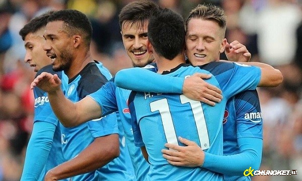 Các cầu thủ đội nhà Napoli ăn mừng bàn thắng của chân sút Zielinski