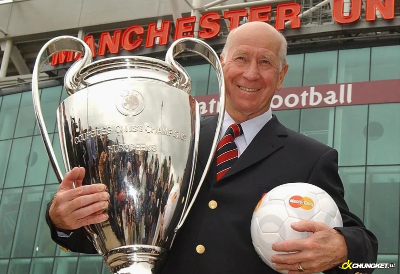 Sir Bobby Charlton trong bức ảnh gần nhất, người thuộc top tiền đạo hay nhất Manchester United