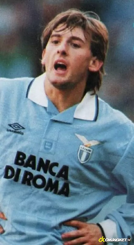 Tiền đạo Giuseppe Signori nằm trong đội hình xuất sắc nhất Lazio