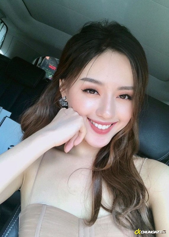 Hot girl Khánh Linh
