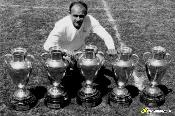 Alfredo di Stefano bén duyên với Real Madrid vào năm 1953