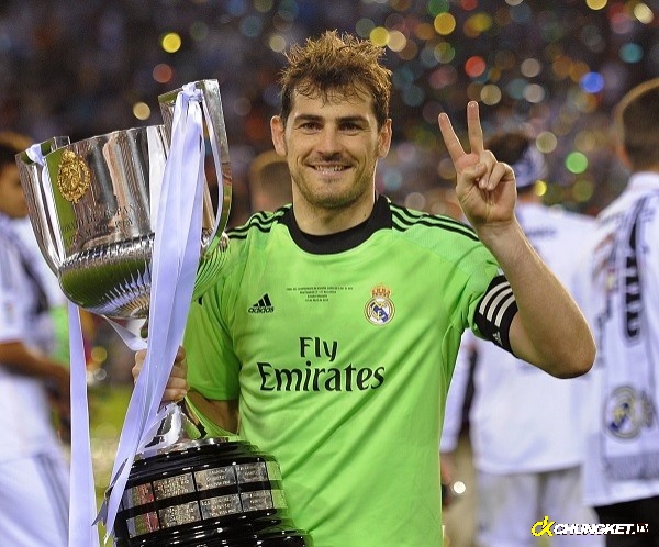 Iker Casillas thường xuyên giải cứu cho hàng phòng ngự của Real