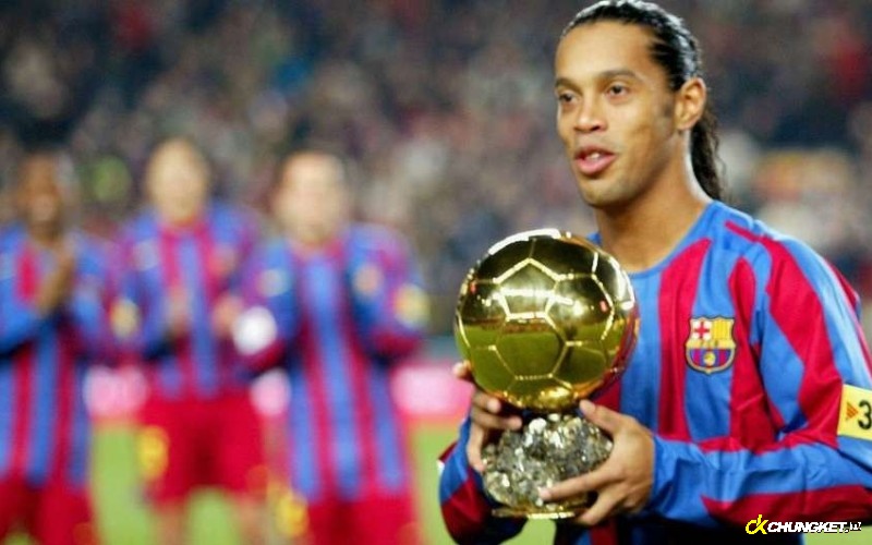 Cầu thủ Ronaldinho bén duyên thi đấu quốc tế từ rất sớm