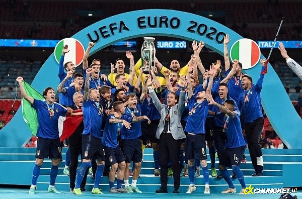 Đội tuyển Italia ăn mừng chiếc cúp vô địch Euro
