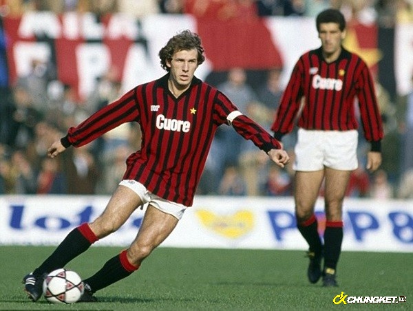 Trung vệ Franco Baresi dành toàn bộ sự nghiệp thi đấu của mình tại AC Milan
