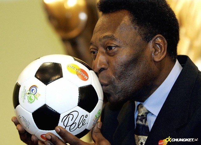  Vua bóng đá Pele của Brazil - một trong các cầu thủ vĩ đại nhất thế giới
