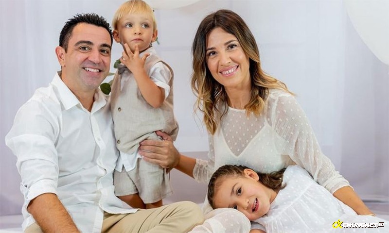 Xavi Hernandez bên cạnh vợ và hai thiên thần của mình