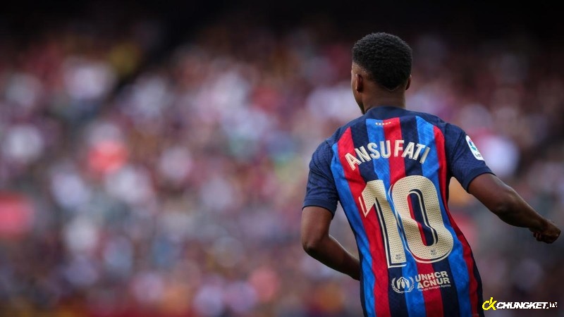 Asu Fati là người đang mang áo số 10 mà Messi để lại ở CLB Barcelona